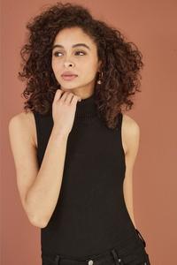 Вязаный джемпер без рукавов с высоким воротом Yumi, черный