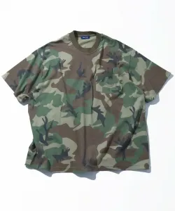Футболка с круглым вырезом и скрытым логотипом, камуфляжным рисунком и карманом.