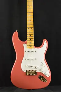 Fender 1955 Stratocaster DLX Closet Classic с золотой фурнитурой - выцветший состаренный Fiesta Red
