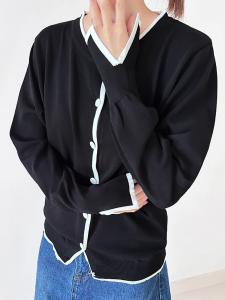 Женский кардиган в полоску, подобранный по цвету.