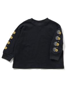 Эксклюзивная футболка с принтом на рукаве, доступная только в интернете.