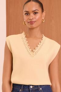 Верх из трикотажного кружевного жилета с v образным вырезом Love & Roses, белый