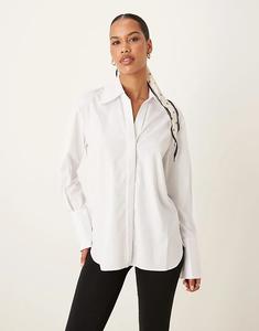 Рубашка Mango с длинными рукавами и закругленным подолом белого цвета