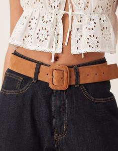 Замшевый ремень на талию и бедра ASOS DESIGN с обтянутой пряжкой коричневого цвета