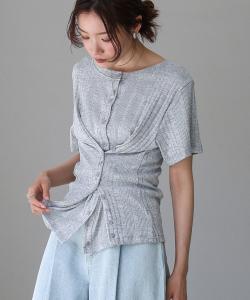 Многослойный топ, раскладывающийся в двух направлениях.