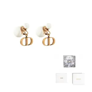 Женские золотые серьги из металла и жемчужной смолы DIOR