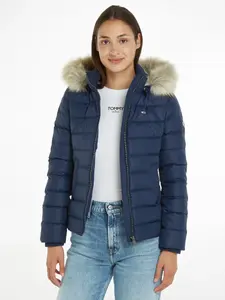Пуховик Tommy Jeans "BASIC HOODED DOWN JACKET", с капюшоном, с искусственным мехом на капюшоне и флажком с логотипом Tommy Jeans, цвет Twilight Navy