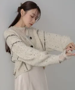 Короткий вязаный кардиган с шоколадной крошкой