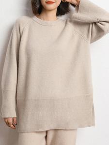 Женский вязаный топ свободного кроя с боковым разрезом