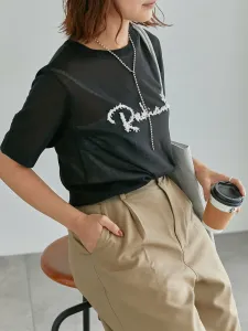 Вязаный свитер с коротким рукавом и вышитым логотипом.