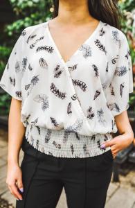 Блузка Kimora с рукавами-крылышками и имитацией запаха в цвете слоновой кости с принтом перьев Veronica M