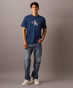 (M) Футболка с монологом Calvin Klein, джинсы Calvin Klein 40EM286