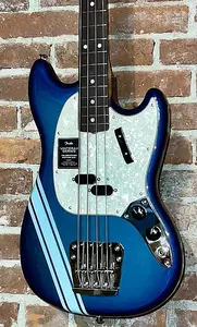 Новый бас Fender Vintera II '70s Competition Mustang с грифом из розового дерева, цвет Competition Burgundy. Поддержите малый бизнес и купите его здесь!