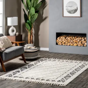 Ковер Geometric Transitional Tasseled Area Rug nuLOOM, 160x229 см, бежевый