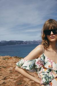 Платье с открытыми плечами и воланом H&M, бежевый