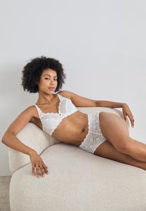 Бюстгальтер на косточках AMOURETTE Triumph, белый