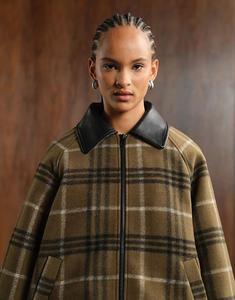 Строгая куртка-бомбер ASOS DESIGN с воротником из искусственной кожи в клетку цвета хаки