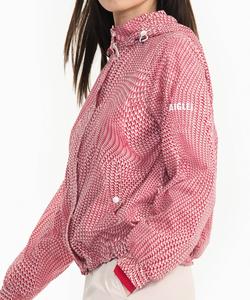 Легкая, водоотталкивающая, компактная нейлоновая куртка с принтом и застежкой-молнией.