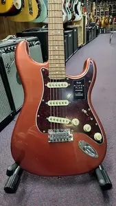 С поцарапанной и помятой накладкой Fender Player Plus Stratocaster