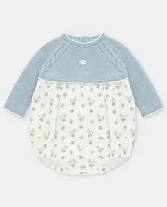 Вязаный детский комбинезон с микроузором фантазийного дизайна в серовато-голубом цвете Martín Aranda