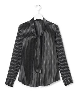 Блузка из атласа Amunzen с бантом, подобранным по цвету к спинке.