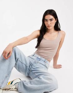 Укороченный жилет New Look Basic с круглым вырезом коричневого цвета