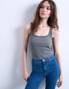 Узкая майка Topshop с глубоким вырезом и ребристым лифом темно-серого цвета