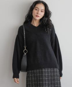 Вязаный свитер с V-образным вырезом и пушистым мехом Suite L, цвет Black [005]