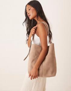 Большая замшевая сумка с пряжкой на ремешке цвета карамели