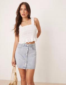 Гламурная джинсовая мини-юбка на пуговицах из светло-белого денима с эффектом потертости Glamorous