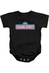 Детский комбинезончик с альтернативным логотипом "Улицы Сезам" на кнопках Gildan, черный