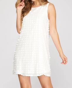 Белое платье без рукавов с фактурной тканью SHE + SKY