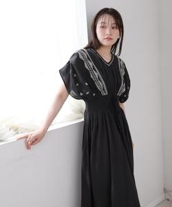 Платье с вышитой талией и сборками спереди