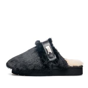 AU&MU Женские противоскользящие закрытые тапочки Fuzzy - черные, цвет Black