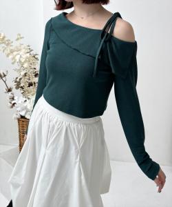 Вязаный топ на одно плечо с лентой