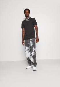 Базовая футболка НАБОР 3 Pier One, черный/темно-серый в крапинку/бордо