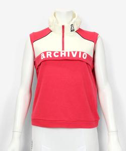 Жилет с высоким воротником и застежкой-молнией до середины груди