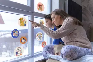 Наклейка на окно Komar "Наклейка на окно - Better Together Bubbles - размер 30 х 30 см, 2 листа", 1 шт., непрозрачная, гладкая, статически клейкая 30х30 см, цвет bunt