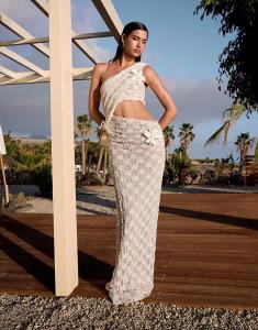 Платье макси с цветочной отделкой на одно плечо ASOS DESIGN кремового цвета