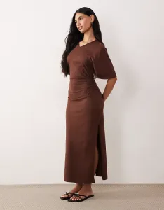 Коричневое платье-футболка средней длины со сборками и разрезом с короткими рукавами и v-образным вырезом ASOS DESIGN