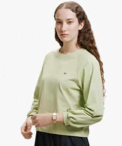 Укороченная футболка с длинными рукавами и рукавами-фонариками, собранными в складку.