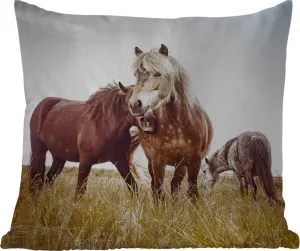 Подушка для улицы - Лошади - Трава - Весна - 45 x 45 см - Водонепроницаемая - Подушка для отдыха - Фотоподушка - Декоративная подушка MuchoWow