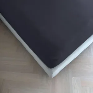 Простыня на резинке Kayori Emma, темно-синяя, 90x210-220 см, 100% хлопок-сатин, высота матраса до 35 см Three Lilies B.V.