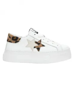 Белые кожаные кроссовки со звездами и коричневыми деталями из эко-меха. 2Star, белый