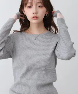 Трикотажный топ в рубчик с круглым вырезом и рукавами, подобранными по цвету.