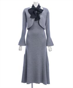 Комплект из вязаного платья и вязаного болеро с бантом и лентой