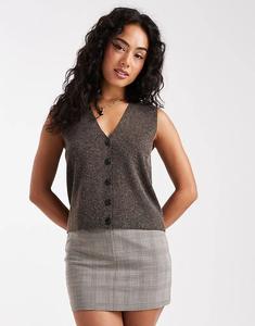 Жилет плотной вязки коричневого цвета