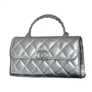 CHANEL Кожаная сумка через плечо women's silver