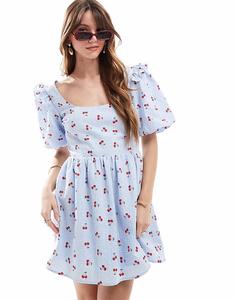 Эксклюзивное мини-платье-бэби-долл от The Frolic из сирсакера с оборками, рукавами-буфами и сборками в синюю клетку с вишневым принтом