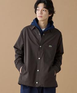 Ветрозащитная, водоотталкивающая рубашка-куртка с затягивающимся шнурком по низу.